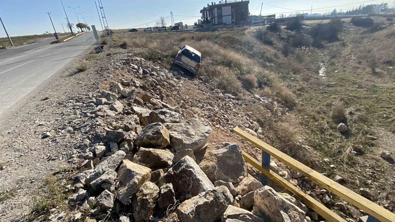 yoldan-cikan-otomobil-taslik-alanda-asili-kaldi