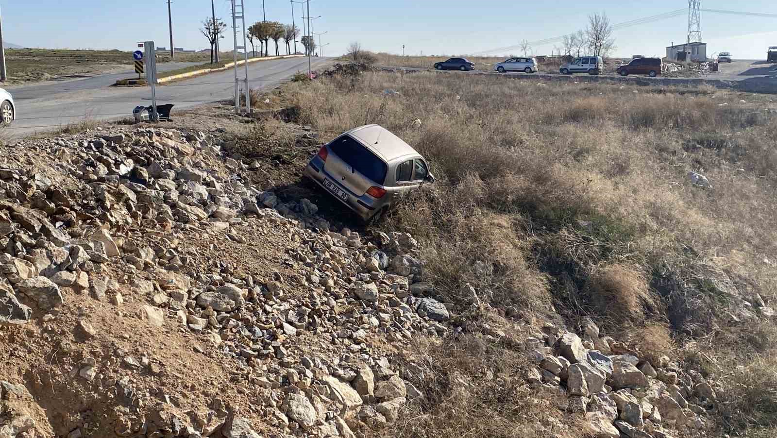 yoldan-cikan-otomobil-taslik-alanda-asili-kaldi