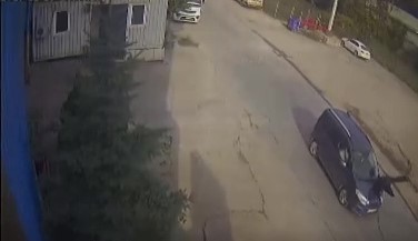 yolun-karsisina-gecmek-isteyen-yasli-adama-aracin-carpma-ani-kamerada