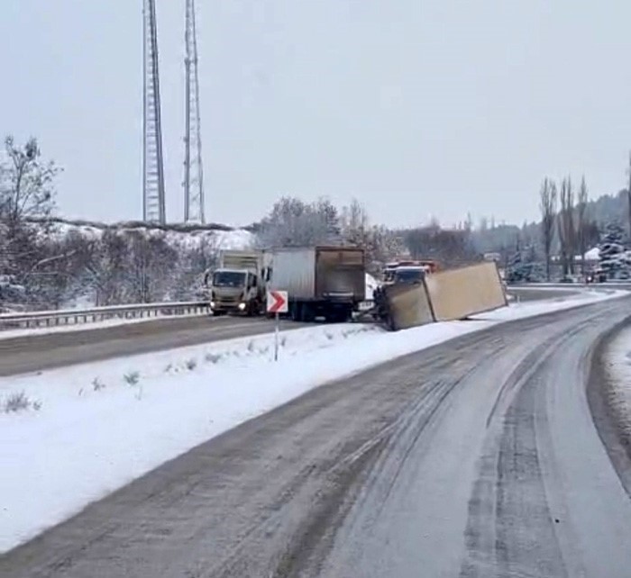 agaclar-devrildi-yol-kapandi-araclar-kayip-kaza-yapti