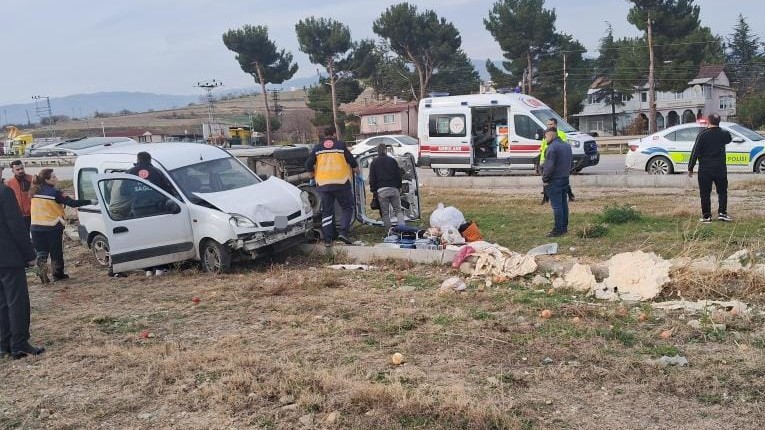 amasyada-kamyonetler-carpisti-4-yarali