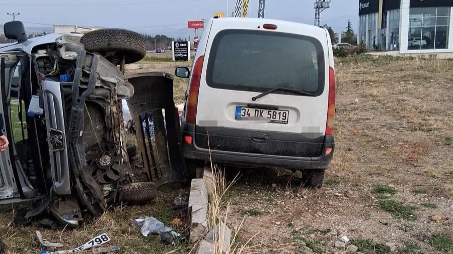 amasyada-kamyonetler-carpisti-4-yarali