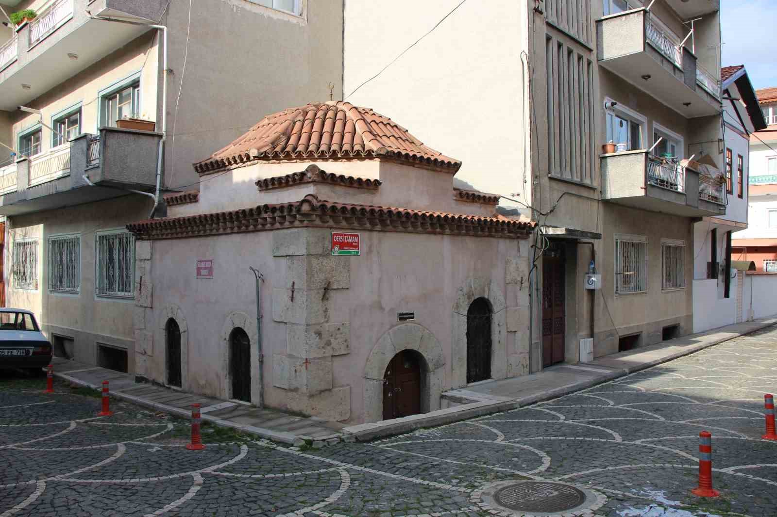 amasyada-kapisina-kilit-vurulan-9-turbeden-5i-yeniden-ziyarete-acildi