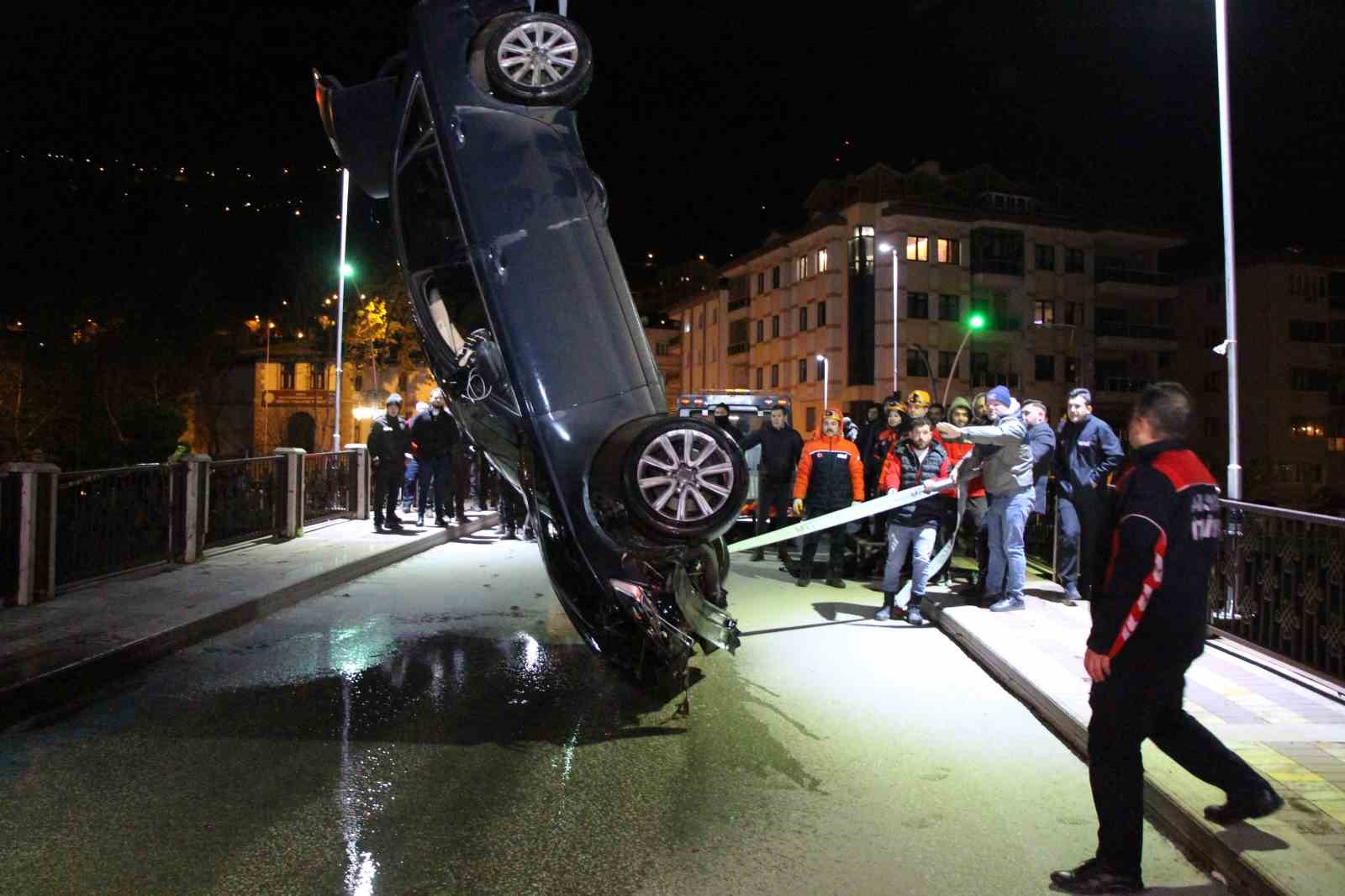 amasyada-kontrolden-cikan-otomobil-kopruden-yesilirmak-nehrine-uctu-1-olu-1-yarali