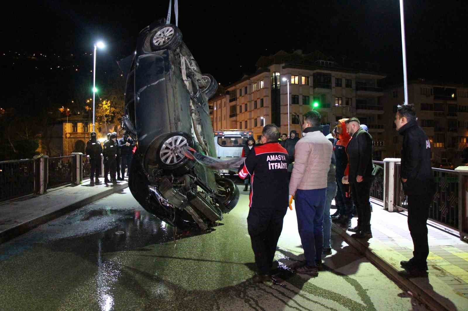 amasyada-kontrolden-cikan-otomobil-kopruden-yesilirmak-nehrine-uctu-1-olu-1-yarali