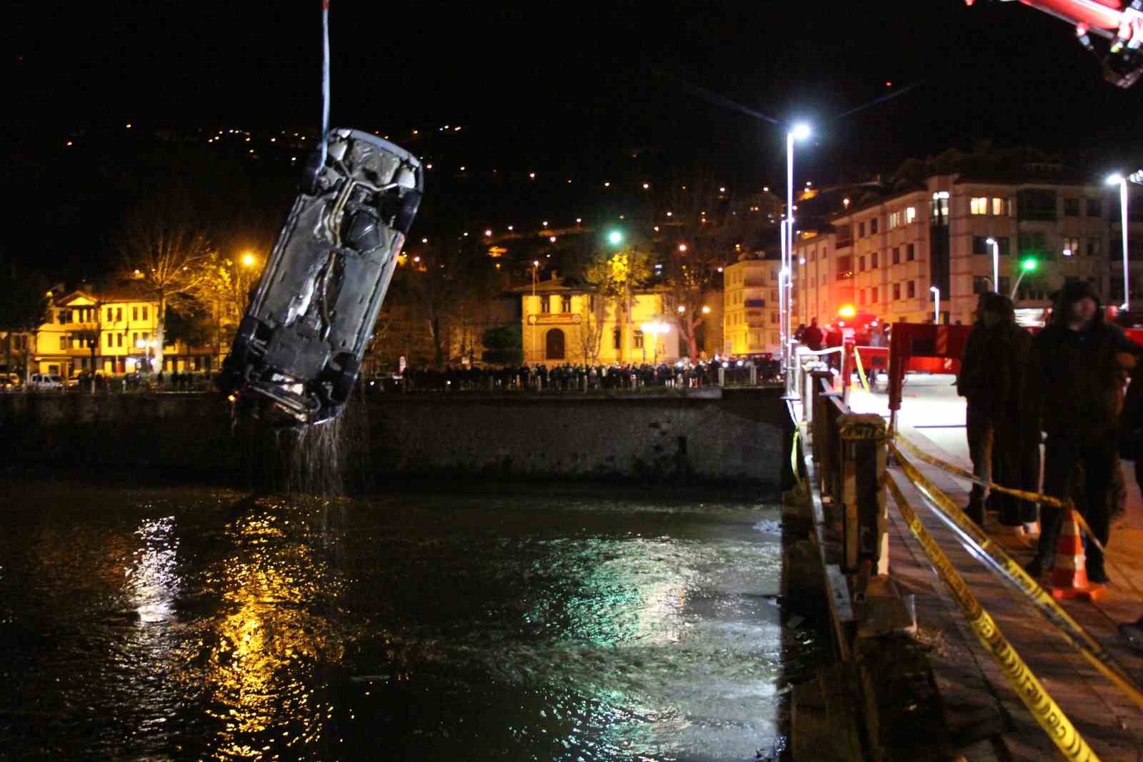 amasyada-kontrolden-cikan-otomobil-kopruden-yesilirmak-nehrine-uctu-1-olu-1-yarali