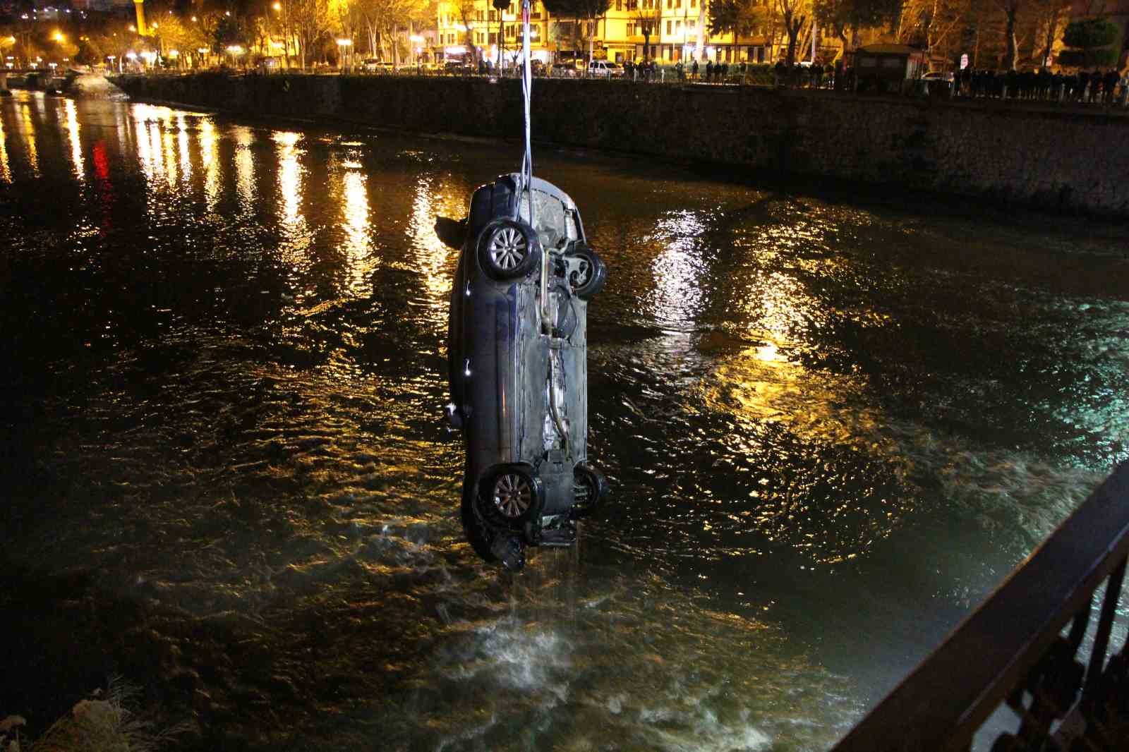 amasyada-kontrolden-cikan-otomobil-kopruden-yesilirmak-nehrine-uctu-1-olu-1-yarali