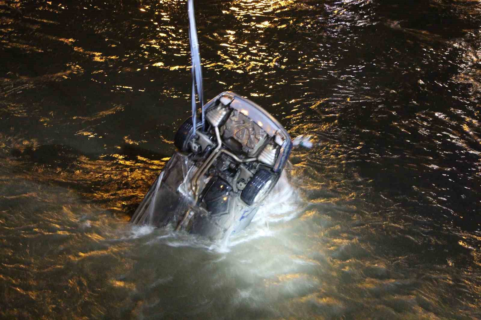 amasyada-kontrolden-cikan-otomobil-kopruden-yesilirmak-nehrine-uctu-1-olu-1-yarali