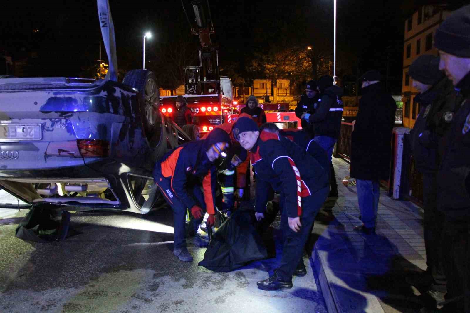 amasyada-kontrolden-cikan-otomobil-kopruden-yesilirmak-nehrine-uctu-1-olu-1-yarali