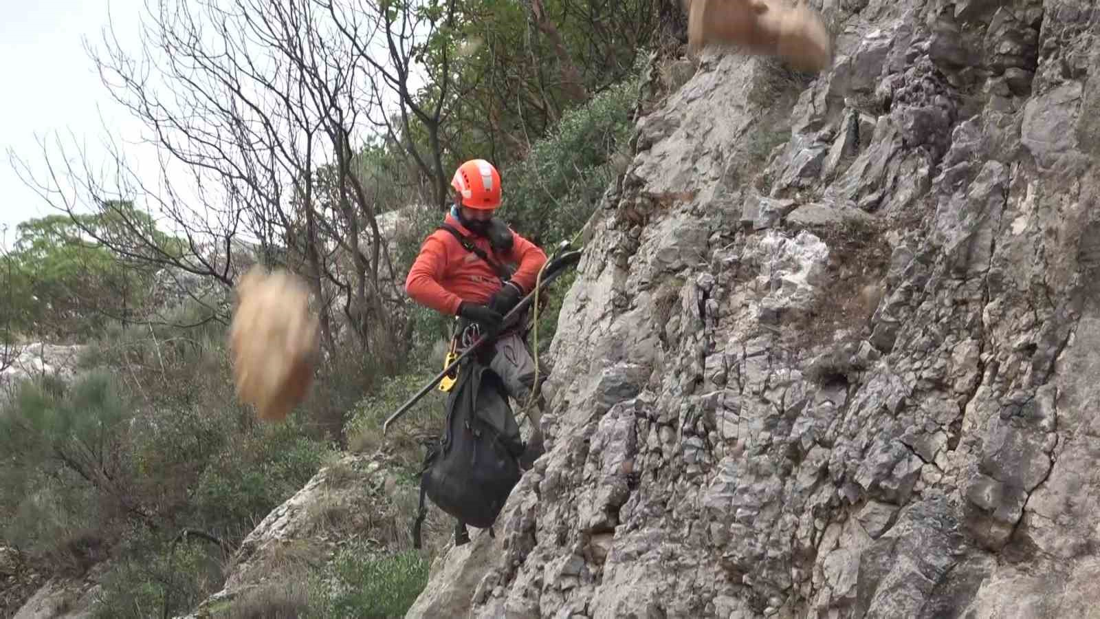 amasyada-riskli-kaya-parcalari-sokulerek-yola-dusuruldu-hummali-calisma-dronla-goruntulendi