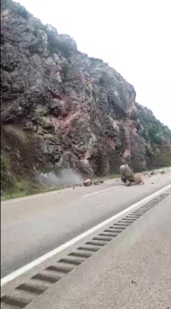 amasyada-riskli-kaya-parcalari-sokulerek-yola-dusuruldu-hummali-calisma-dronla-goruntulendi