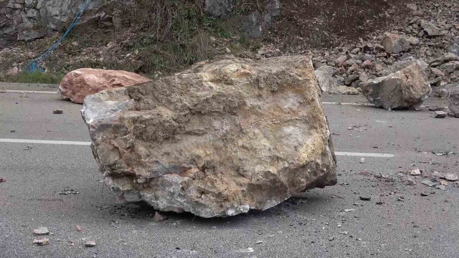 amasyada-riskli-kaya-parcalari-sokulerek-yola-dusuruldu-hummali-calisma-dronla-goruntulendi