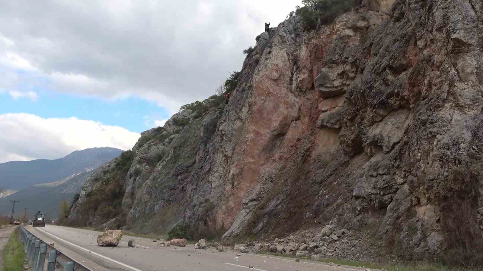 amasyada-riskli-kaya-parcalari-sokulerek-yola-dusuruldu-hummali-calisma-dronla-goruntulendi