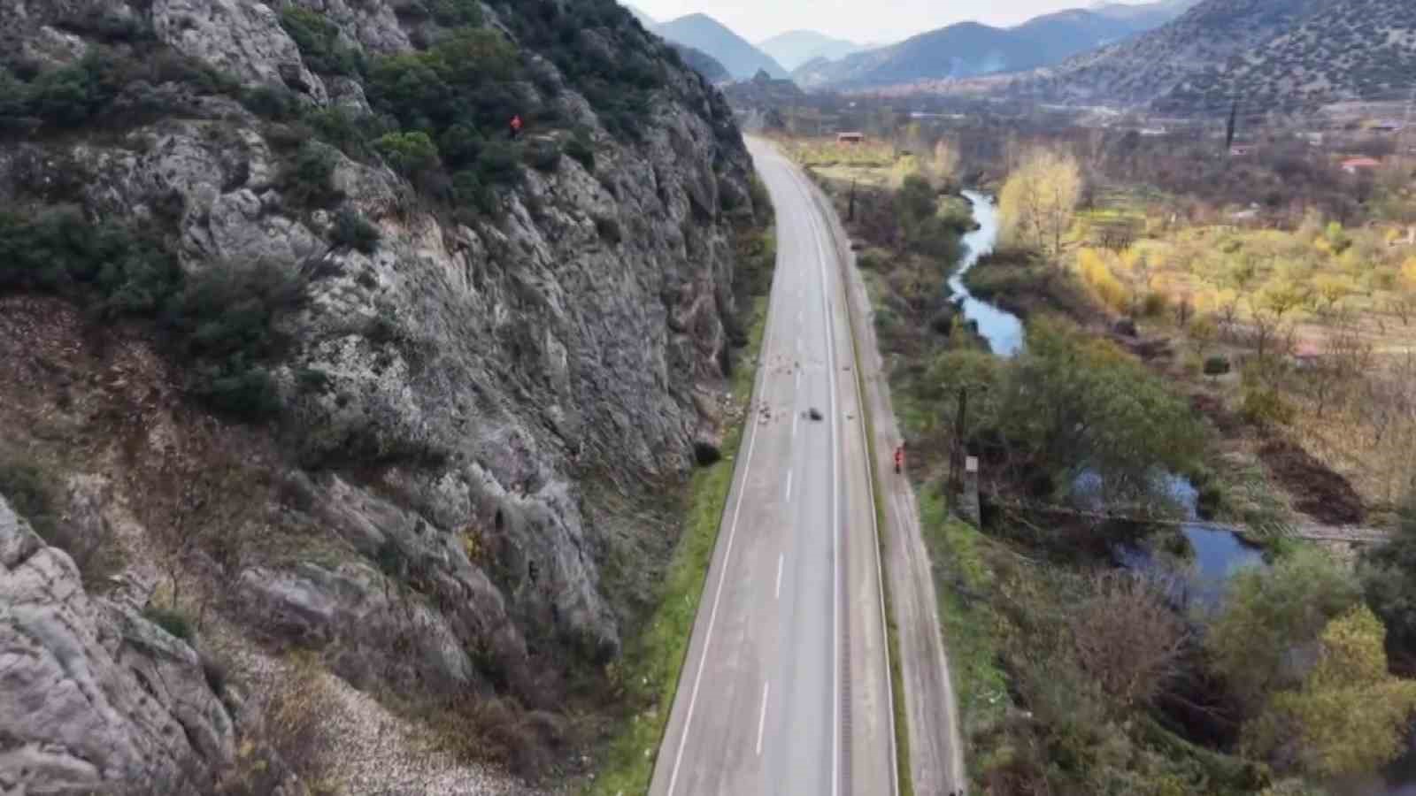 amasyada-riskli-kaya-parcalari-sokulerek-yola-dusuruldu-hummali-calisma-dronla-goruntulendi