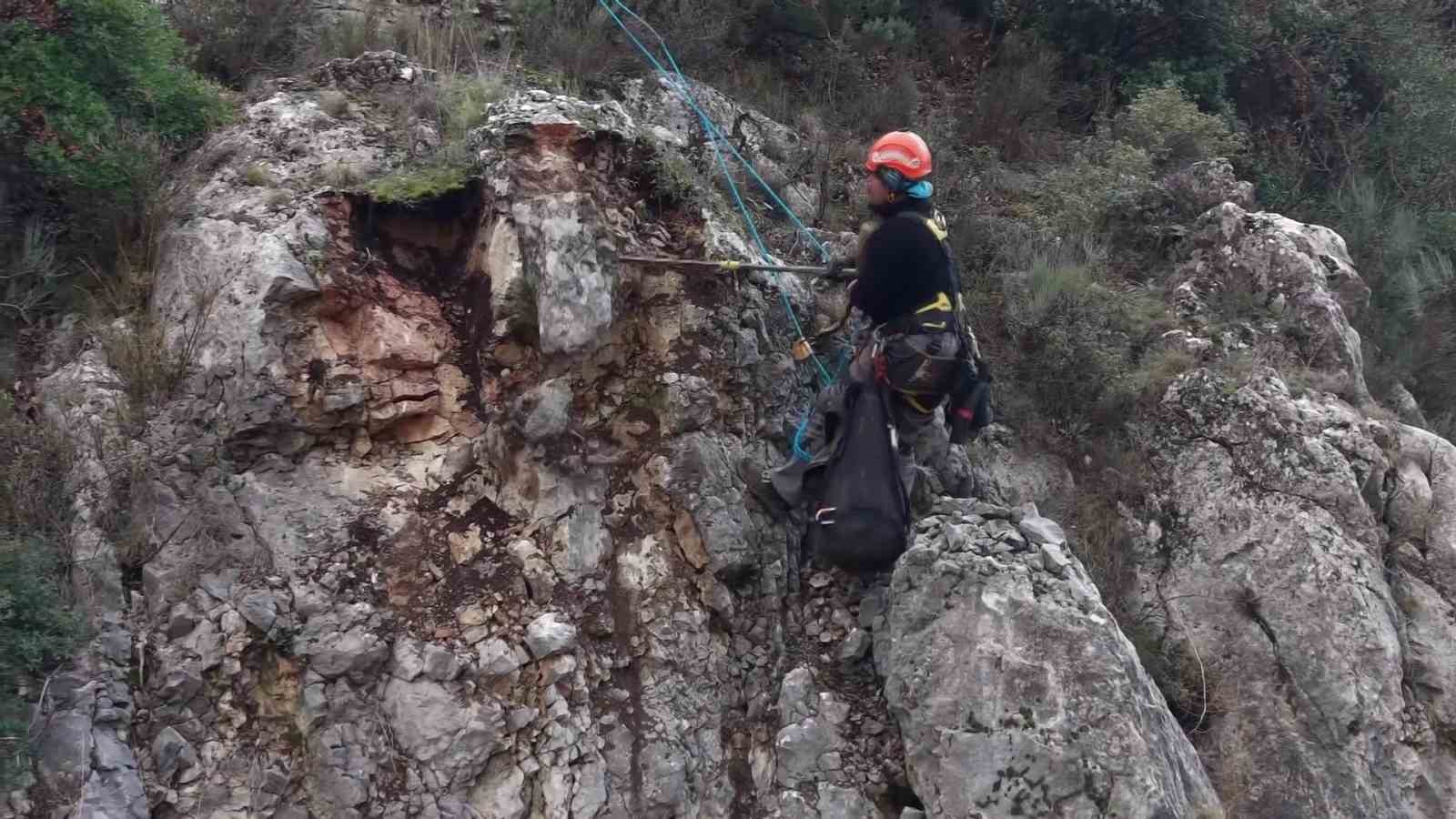 amasyada-riskli-kaya-parcalari-sokulerek-yola-dusuruldu-hummali-calisma-dronla-goruntulendi