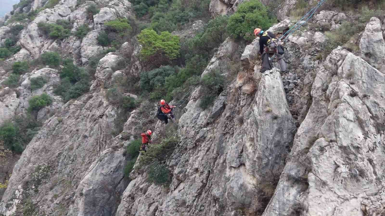 amasyada-riskli-kaya-parcalari-sokulerek-yola-dusuruldu-hummali-calisma-dronla-goruntulendi