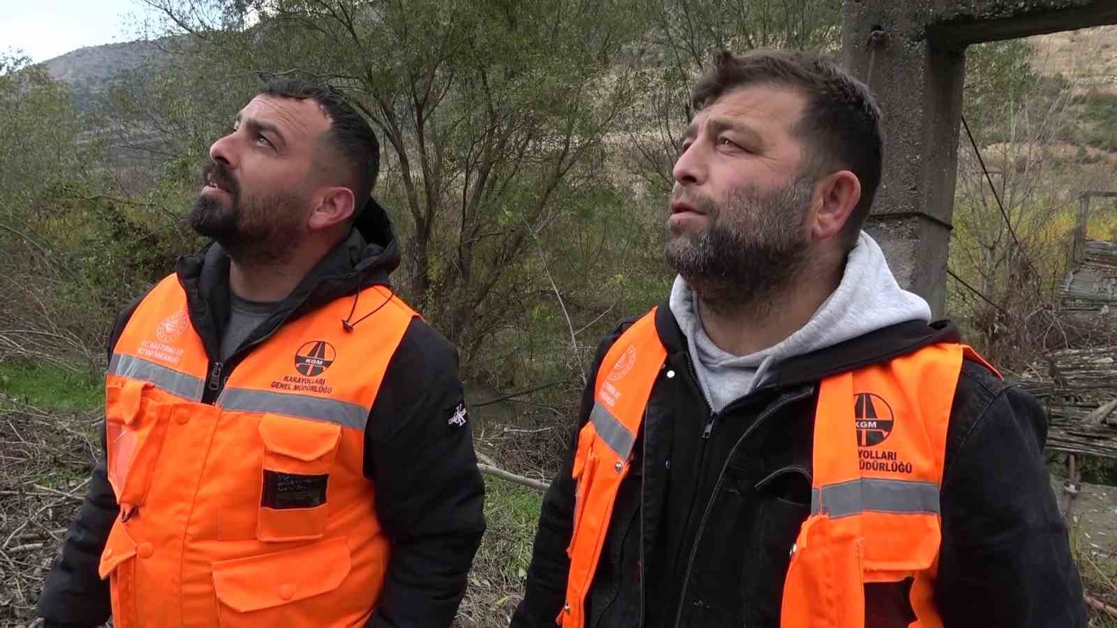 amasyada-riskli-kaya-parcalari-sokulerek-yola-dusuruldu-hummali-calisma-dronla-goruntulendi