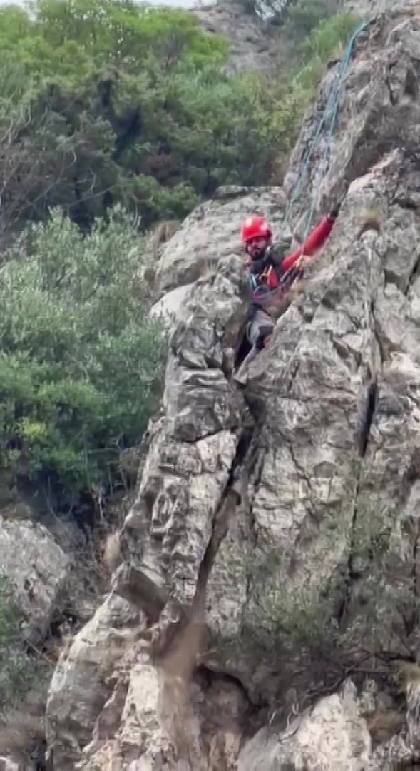 amasyada-riskli-kaya-parcalari-sokulerek-yola-dusuruldu-hummali-calisma-dronla-goruntulendi