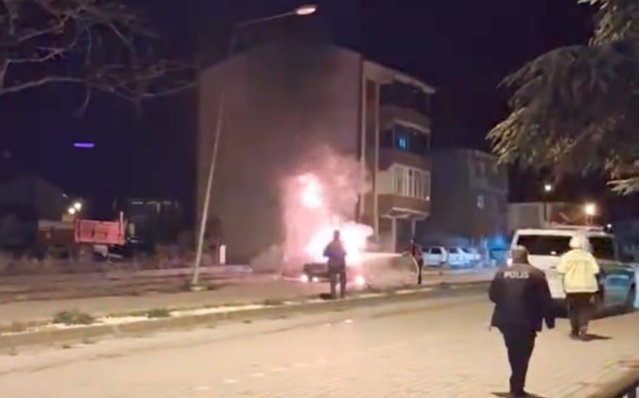 amasyada-seyir-halindeki-otomobil-alevlere-teslim-oldu