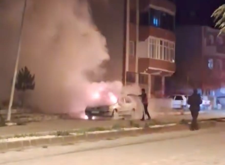 amasyada-seyir-halindeki-otomobil-alevlere-teslim-oldu