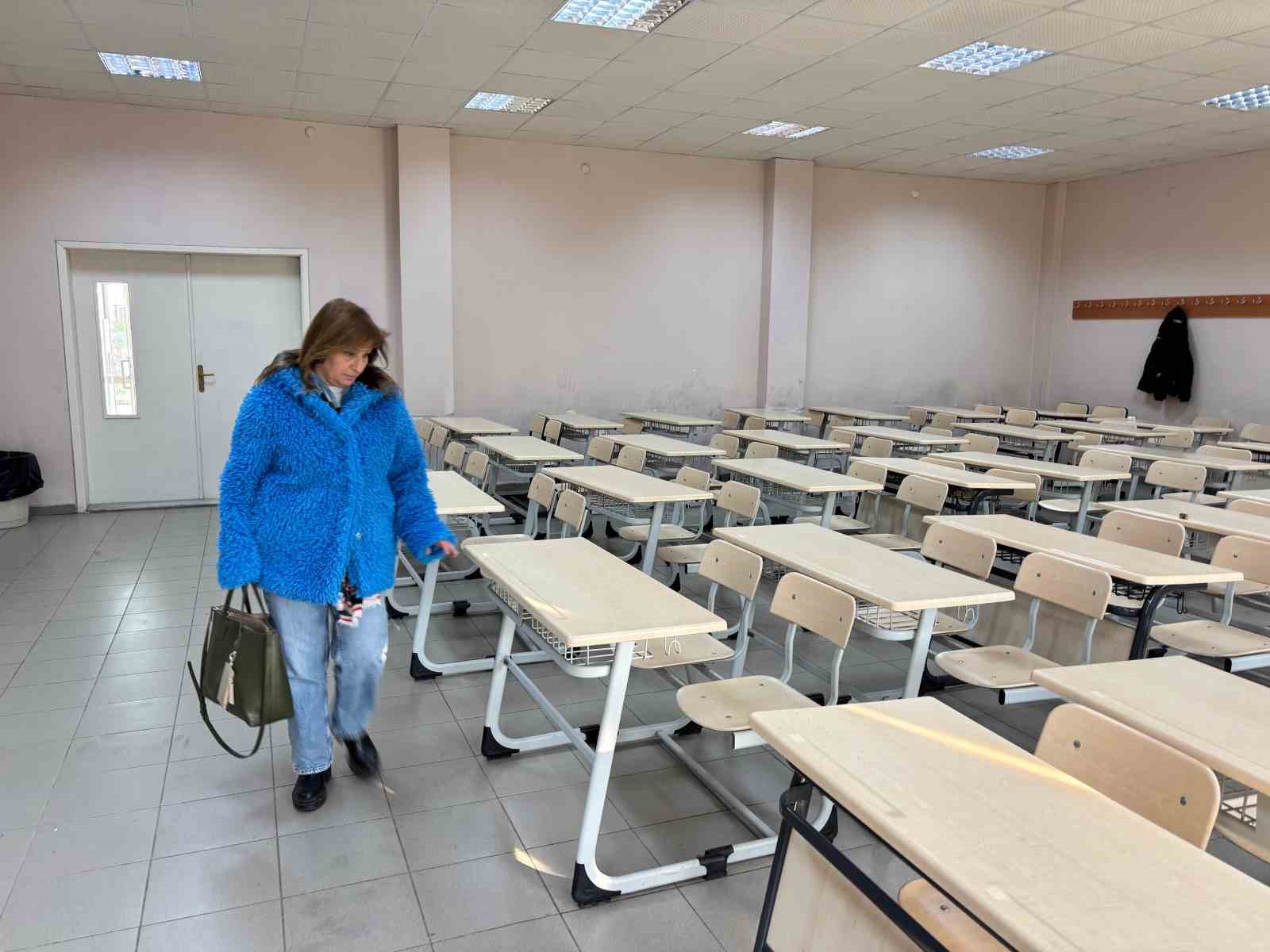 annesi-icin-bekledi-universite-hayalini-53-yasinda-gerceklestirdi