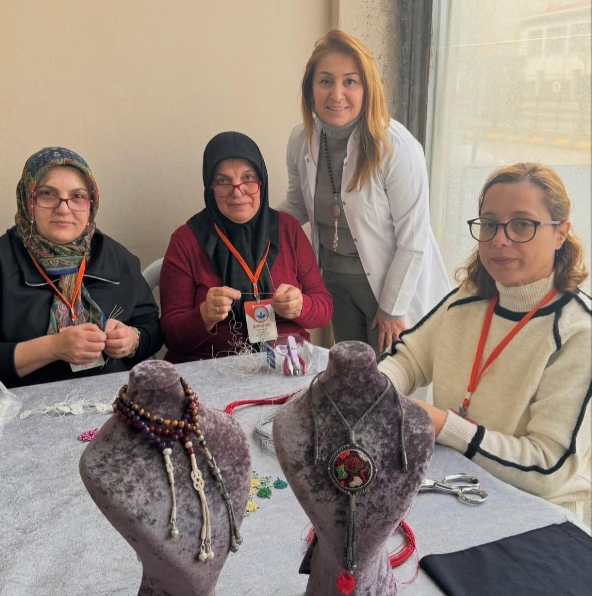 annesi-icin-bekledi-universite-hayalini-53-yasinda-gerceklestirdi