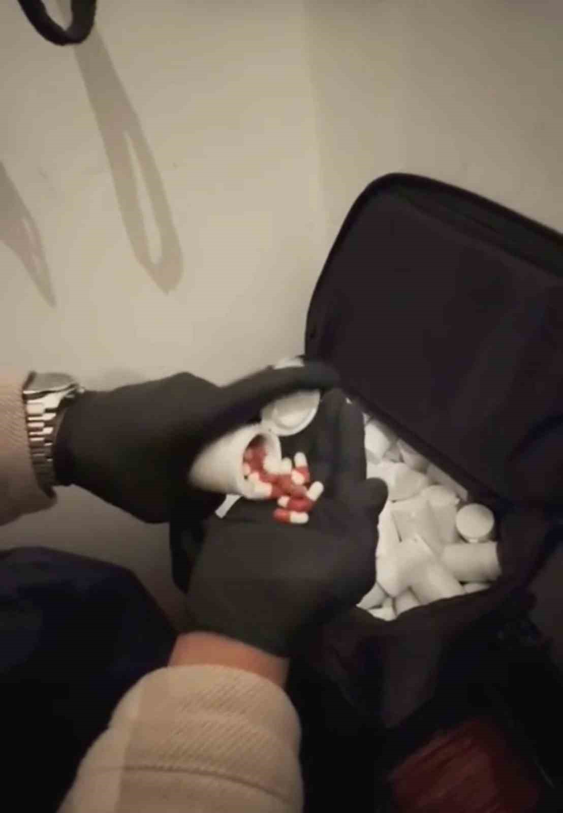 apartman-yoneticisi-jandarma-tarafindan-7-bin-uyusturucu-hapla-yakalandi