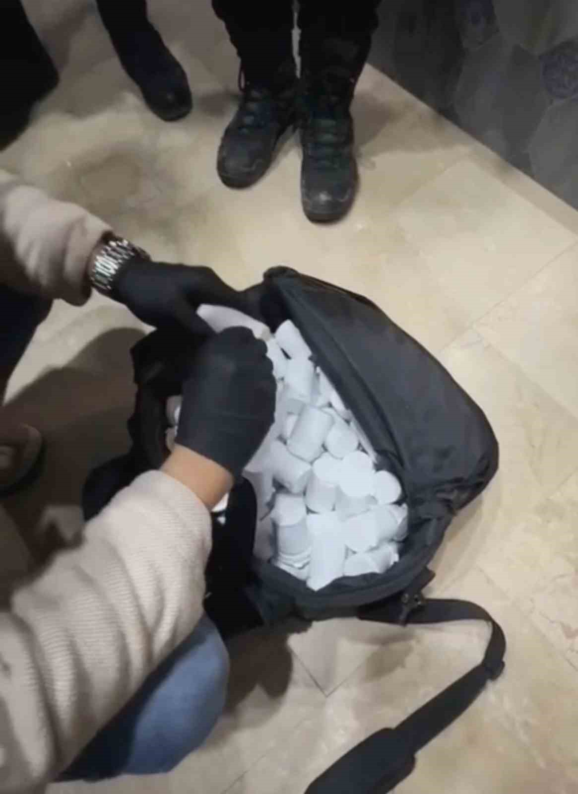 apartman-yoneticisi-jandarma-tarafindan-7-bin-uyusturucu-hapla-yakalandi