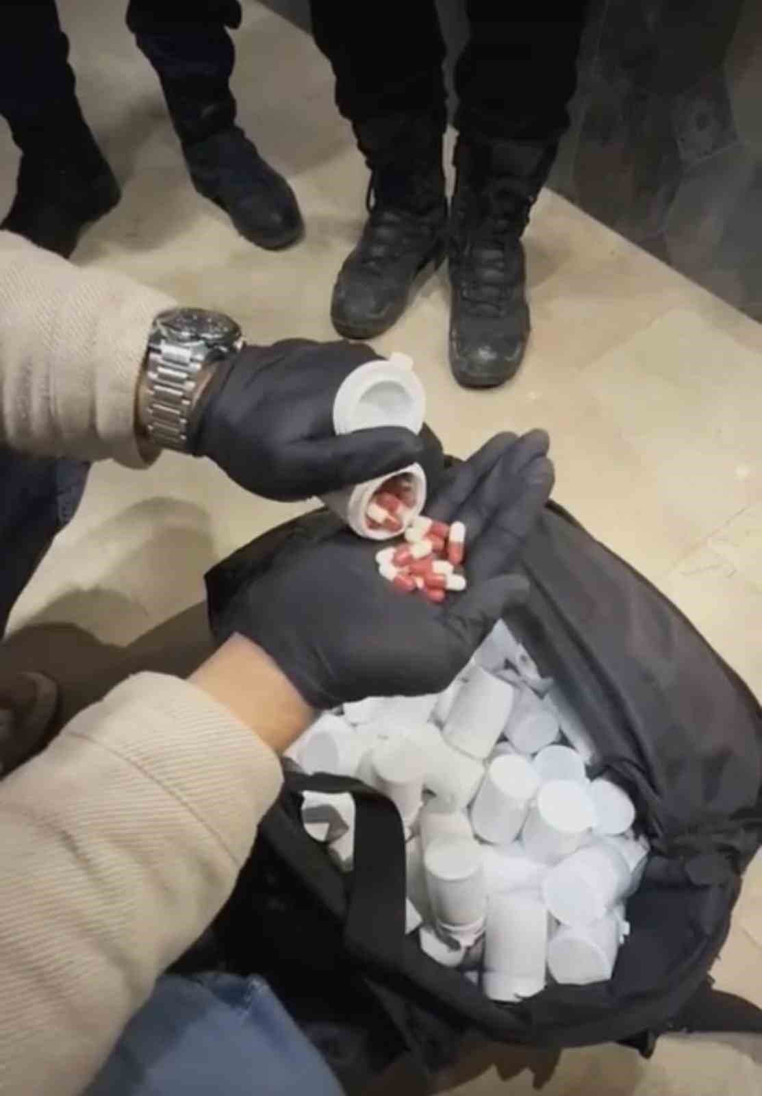 apartman-yoneticisi-jandarma-tarafindan-7-bin-uyusturucu-hapla-yakalandi