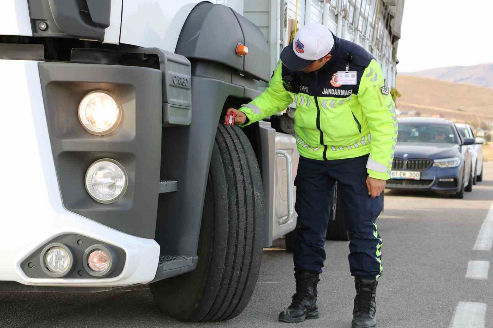 araclara-kis-denetimi-jandarma-lastik-ve-donanimlari-kontrol-etti