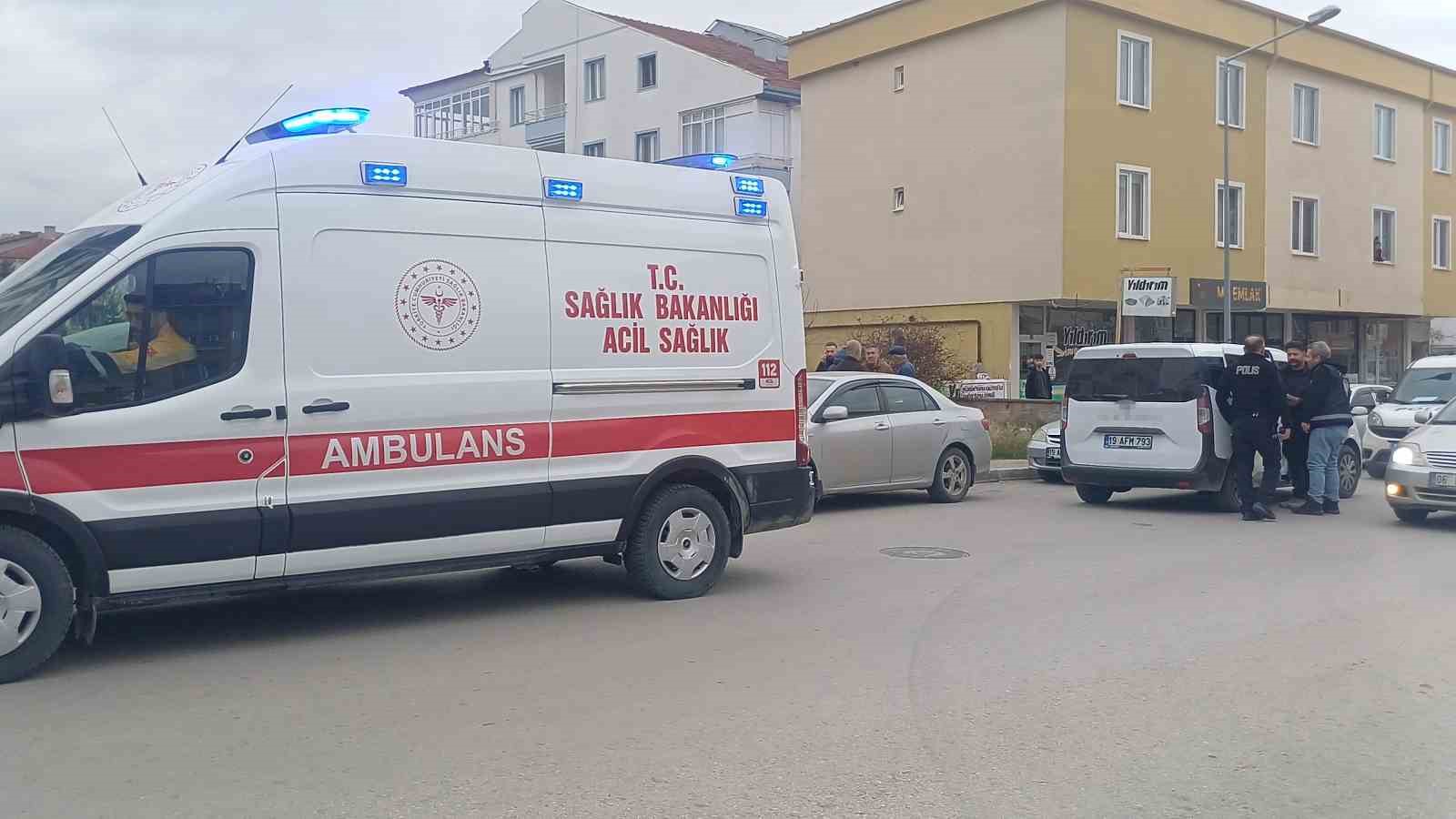 arkadasiyla-sakalasirken-bicagin-uzerine-dusen-genc-yaralandi