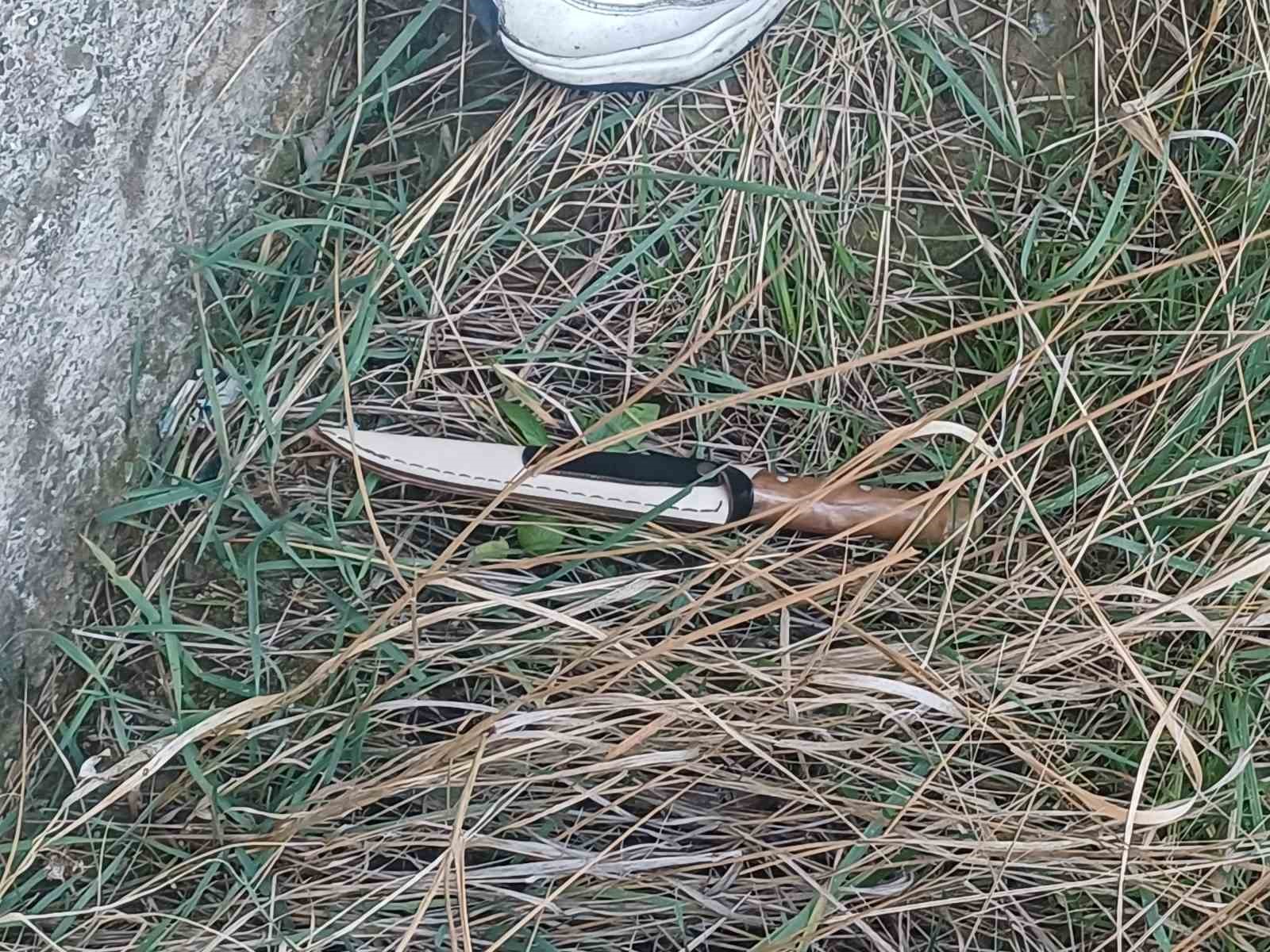 arkadasiyla-sakalasirken-bicagin-uzerine-dusen-genc-yaralandi