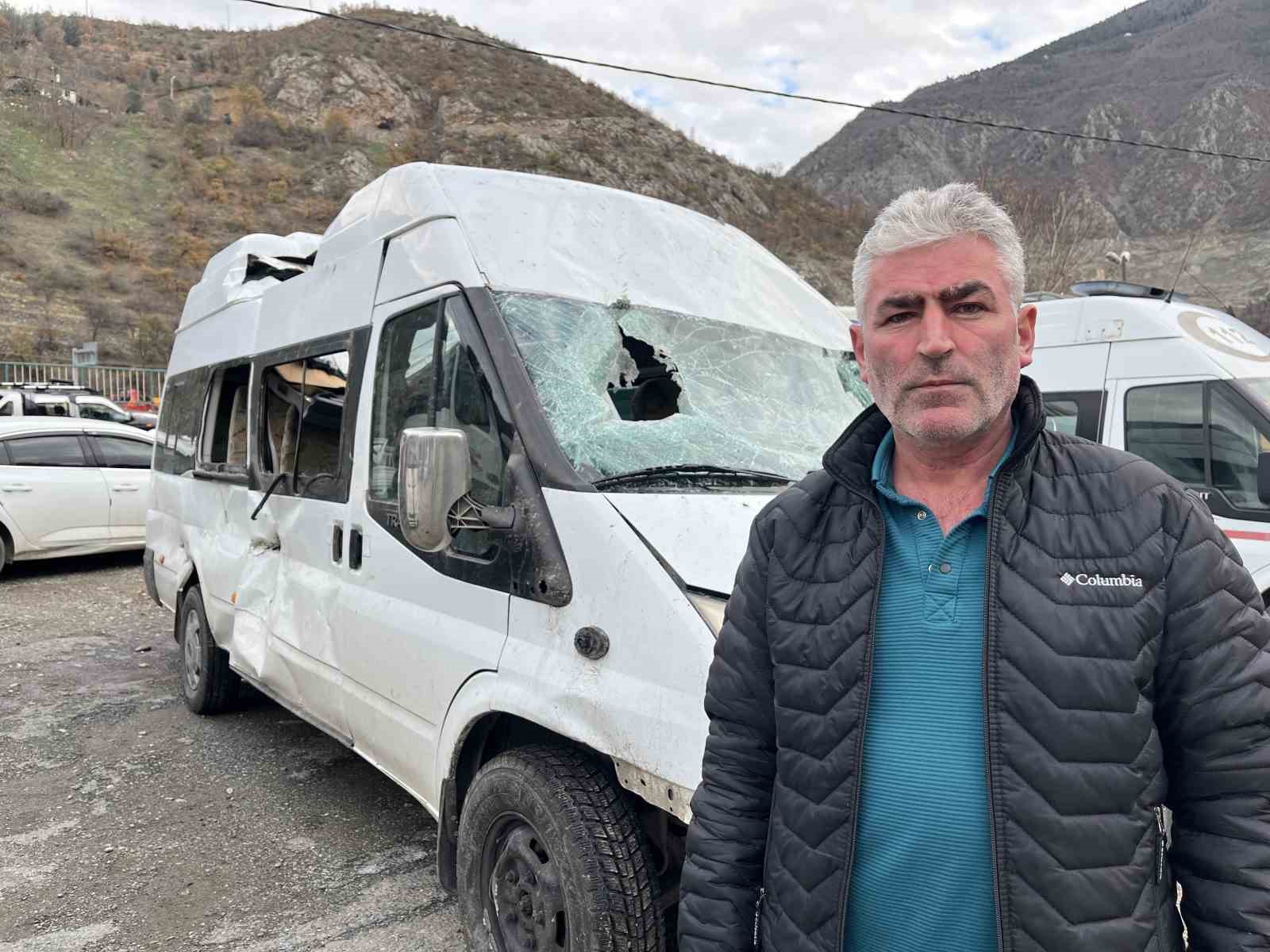 artvinde-uzerlerine-kaya-yagan-minibus-sofor-yasadiklari-korku-dolu-anlari-anlatti