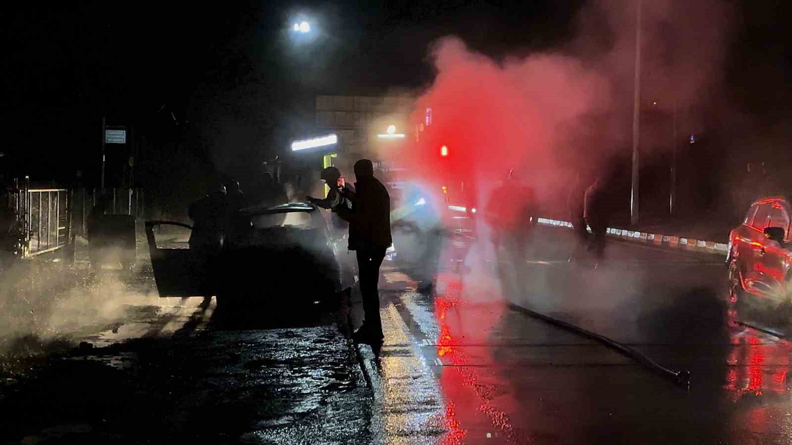 bartinda-park-halindeki-aracta-yangin-cikti