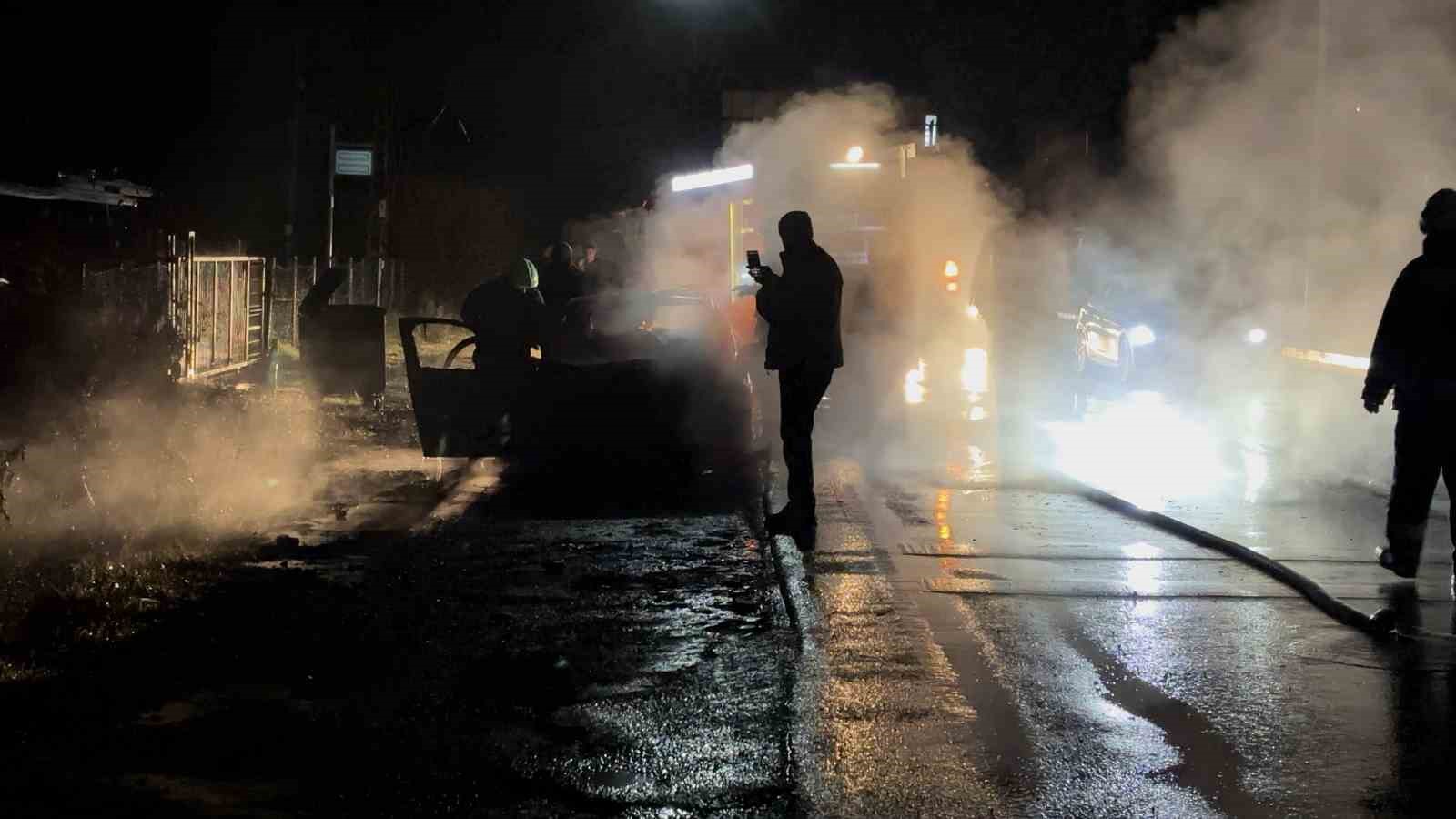 bartinda-park-halindeki-aracta-yangin-cikti