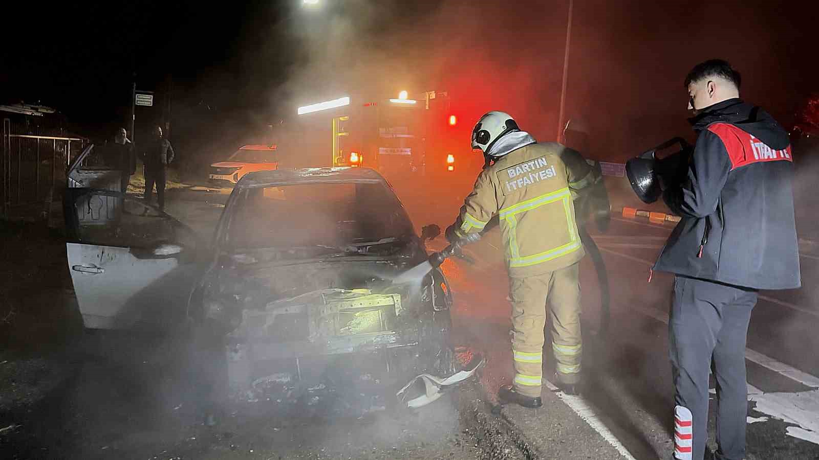 bartinda-park-halindeki-aracta-yangin-cikti