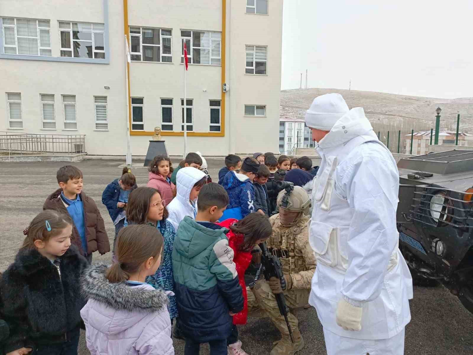 bayburtta-jandarmanin-kullandigi-yerli-ekipmanlar-ve-araclar-ogrencilere-tanitildi