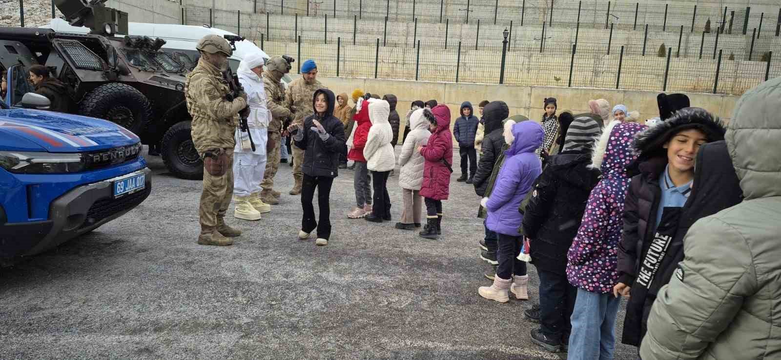 bayburtta-jandarmanin-kullandigi-yerli-ekipmanlar-ve-araclar-ogrencilere-tanitildi