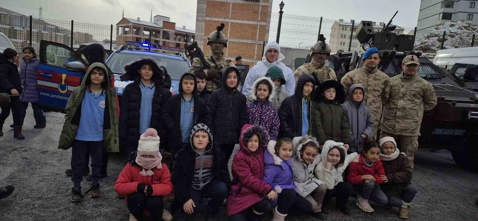 bayburtta-jandarmanin-kullandigi-yerli-ekipmanlar-ve-araclar-ogrencilere-tanitildi