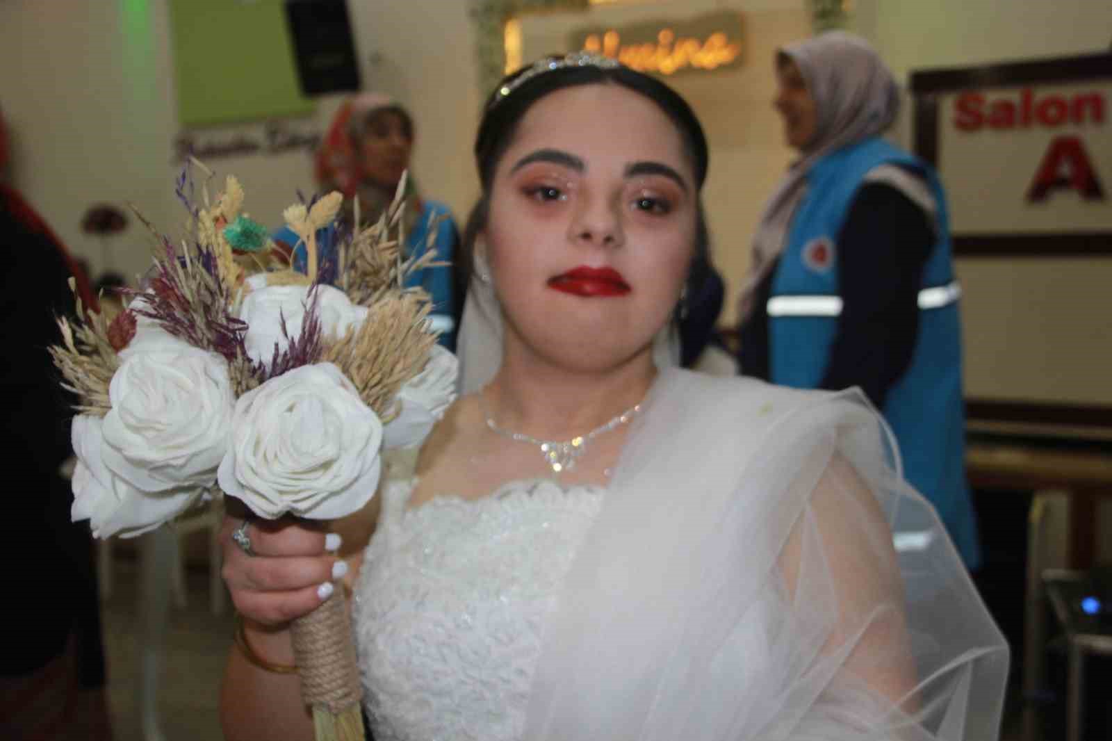 bir-hayal-7-mutluluga-donustu-down-sendromlu-genc-kizlara-temsili-dugun