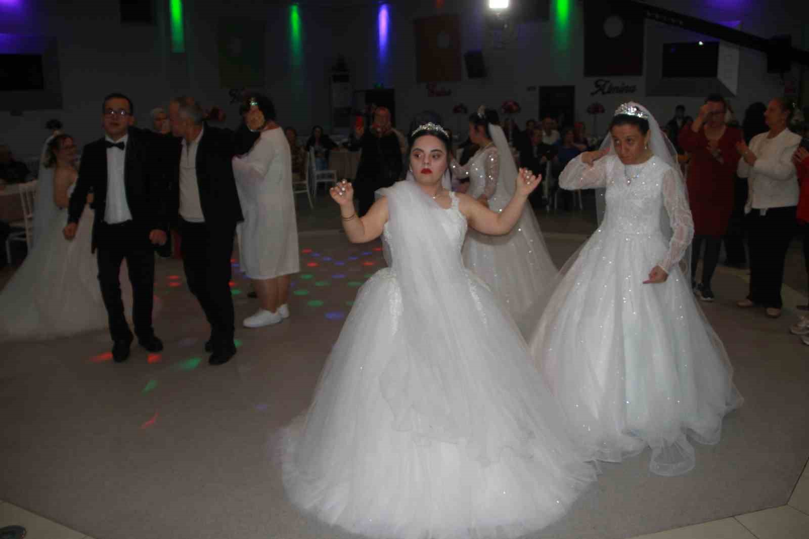 bir-hayal-7-mutluluga-donustu-down-sendromlu-genc-kizlara-temsili-dugun