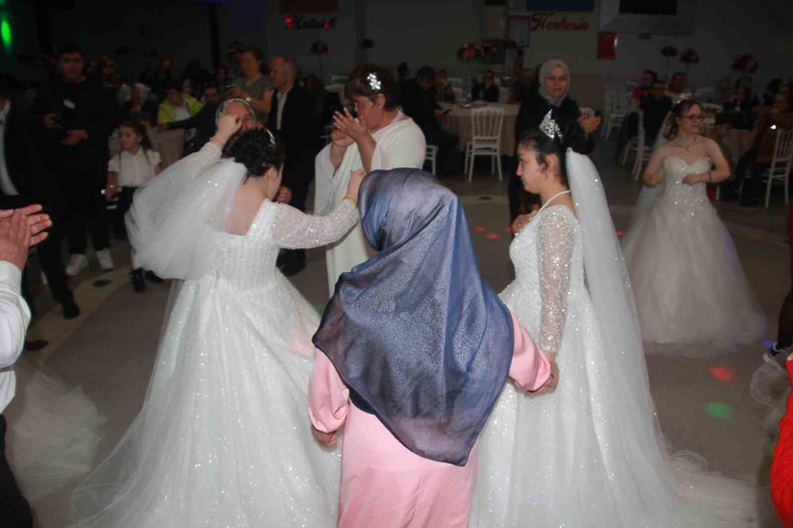 bir-hayal-7-mutluluga-donustu-down-sendromlu-genc-kizlara-temsili-dugun