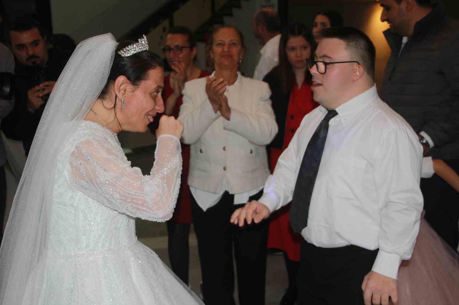 bir-hayal-7-mutluluga-donustu-down-sendromlu-genc-kizlara-temsili-dugun