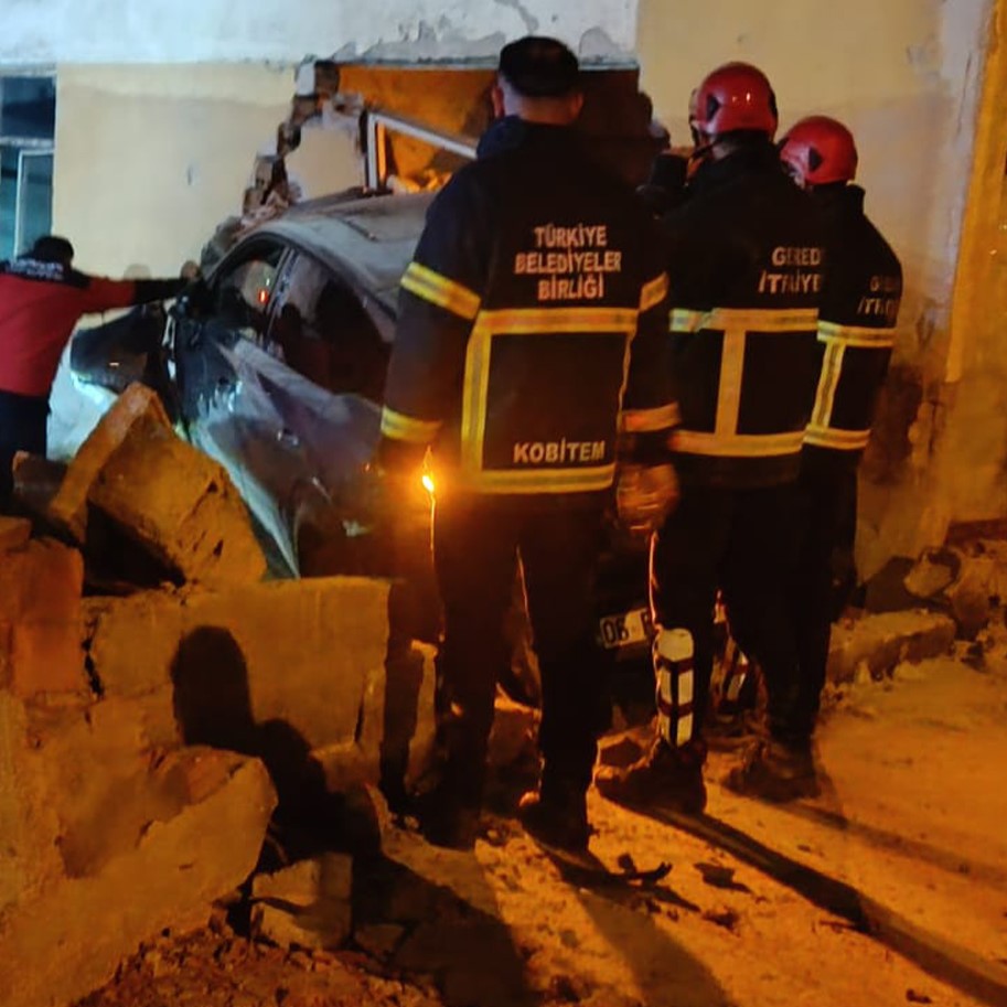 boluda-bina-duvarina-carpan-otomobilin-surucusu-yaralandi