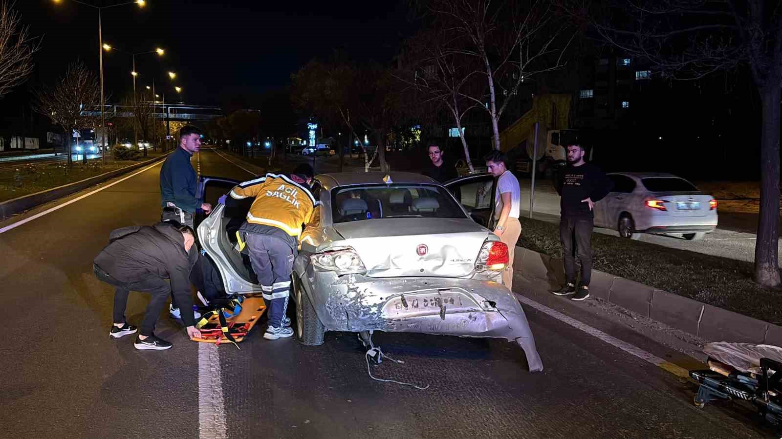 boluda-d-100de-iki-otomobil-carpisti-2-yarali