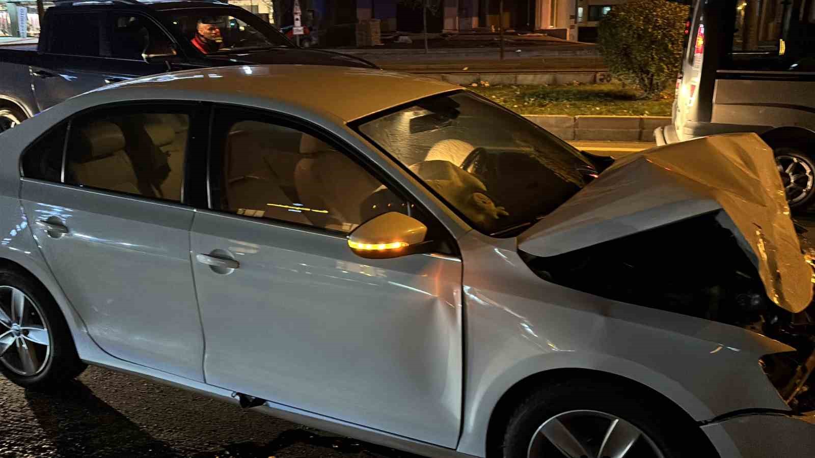 boluda-d-100de-iki-otomobil-carpisti-2-yarali