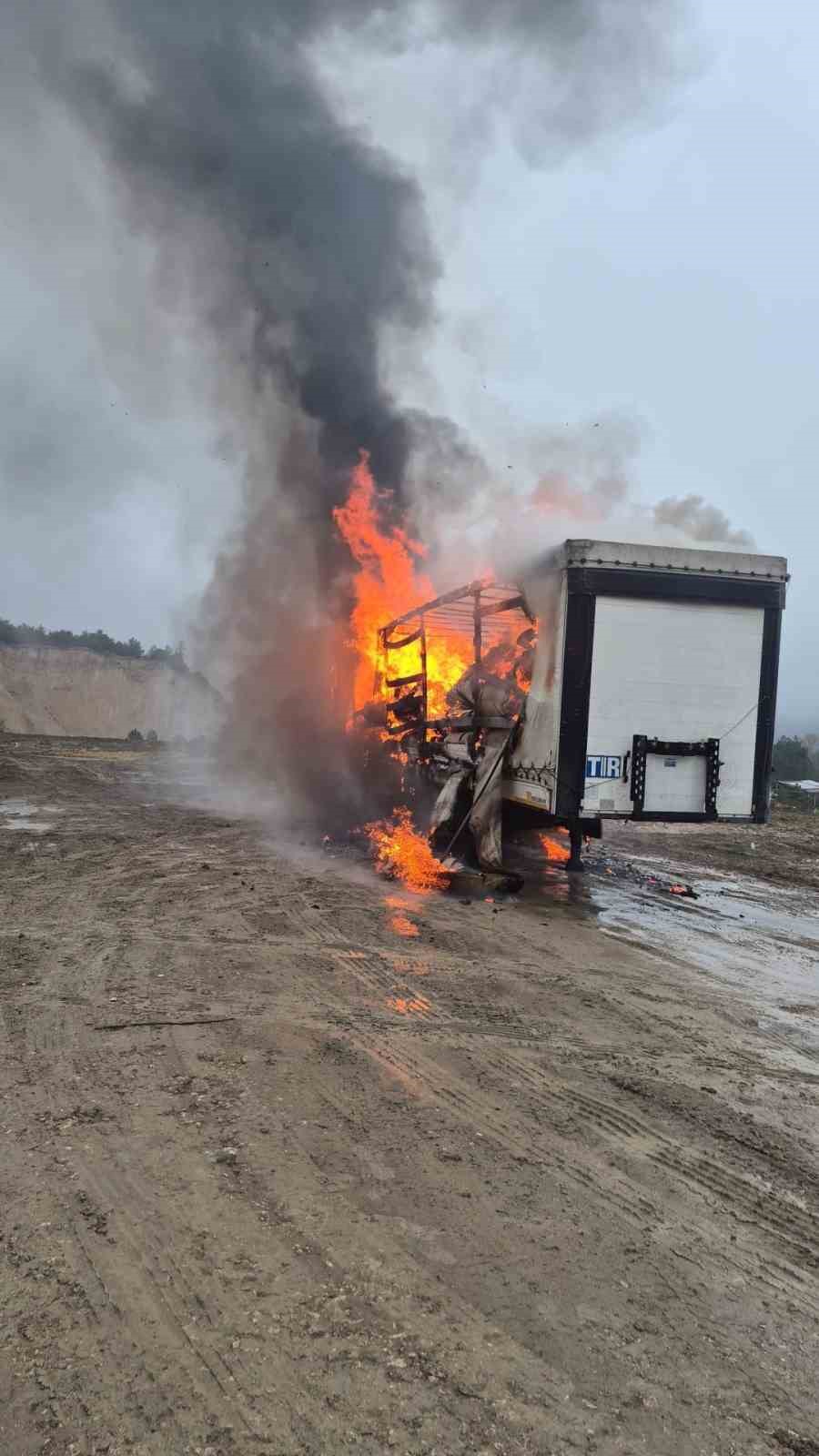 boluda-kagit-yuklu-dorse-alev-topuna-dondu