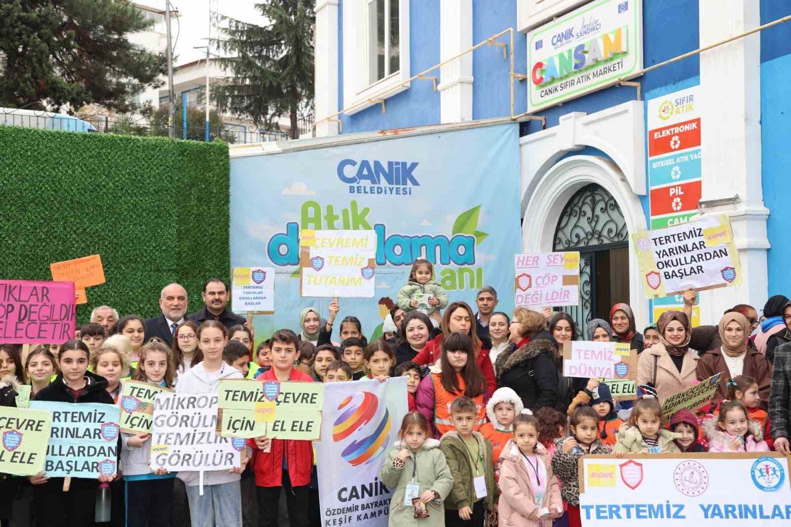 bu-markette-para-gecmiyor-gencler-cevre-bilinci-kazaniyor