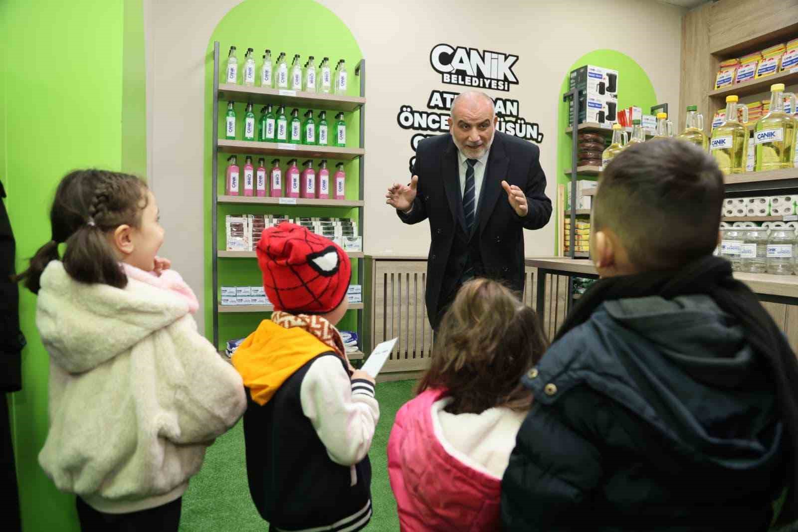 bu-markette-para-gecmiyor-gencler-cevre-bilinci-kazaniyor