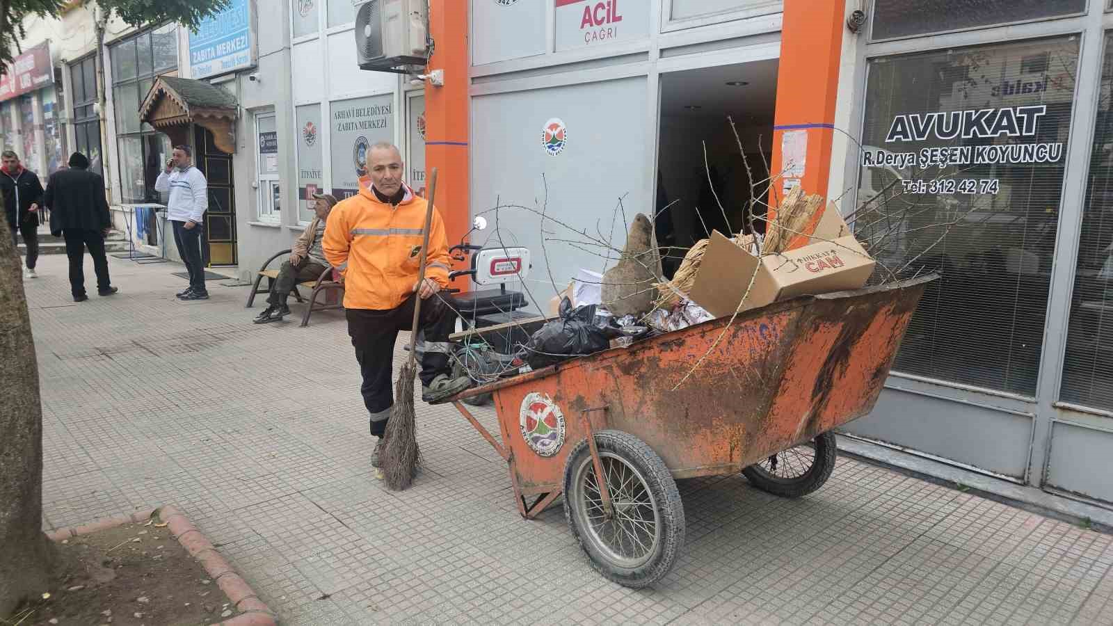 bu-temizlik-gorevlisi-muzik-sesine-dayanamiyor